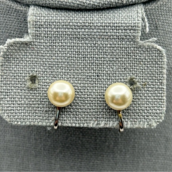 Vintage White Faux Pearl Silver Tone Screwback Stud Earrings - Picture 1 of 6